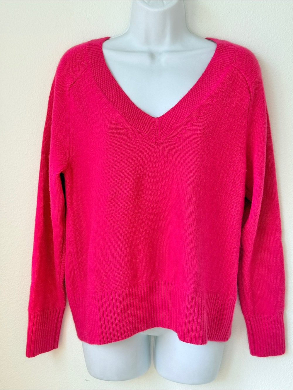 Banana Republic Dark Pink Fuschia Classic V-Neck Pullover Sweater Size S